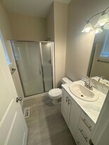 1413 Hardcastle Ave in Woodburn, OR - Building Photo