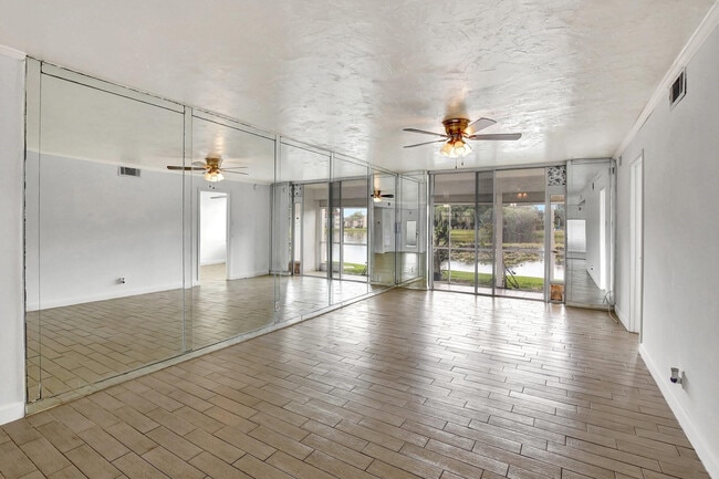 9400 N Hollybrook Lake Dr in Pembroke Pines, FL - Foto de edificio - Building Photo