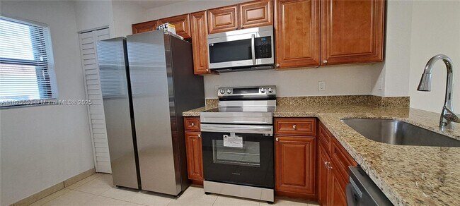 842 NE 209th St in Miami, FL - Foto de edificio - Building Photo