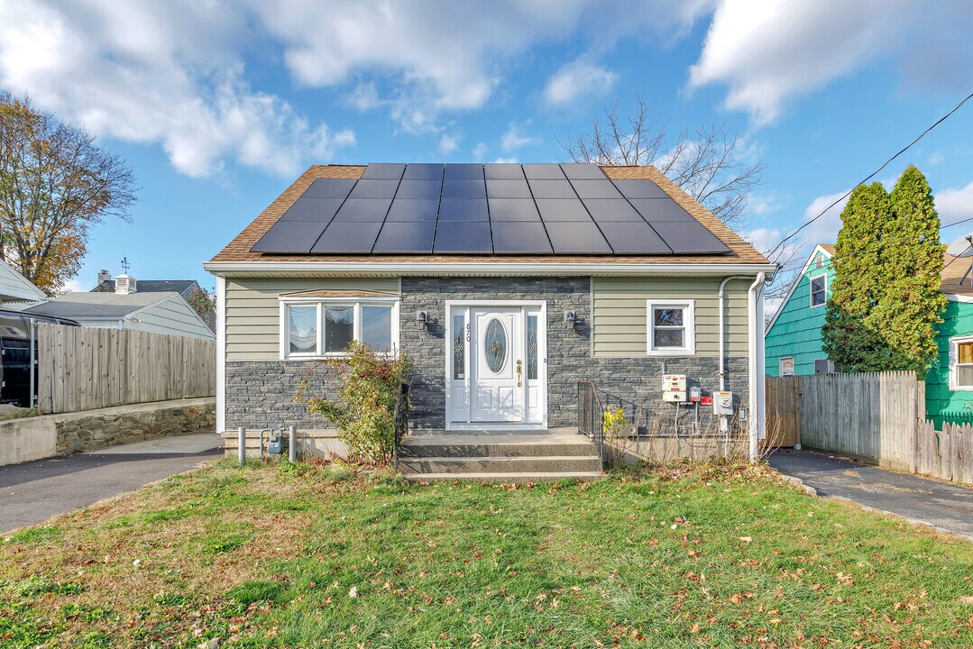 870 Thorme St in Bridgeport, CT - Building Photo