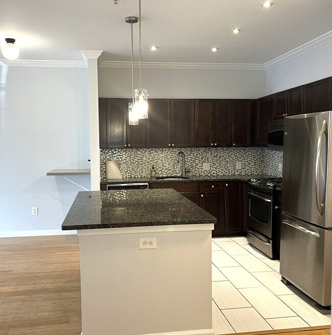 850 E Main St in Stamford, CT - Building Photo - Building Photo