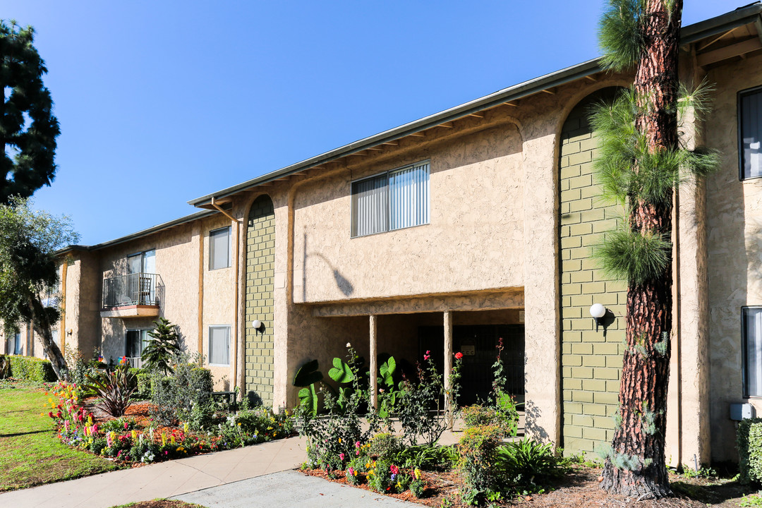 Rosemead Place in Pico Rivera, CA - Building Photo