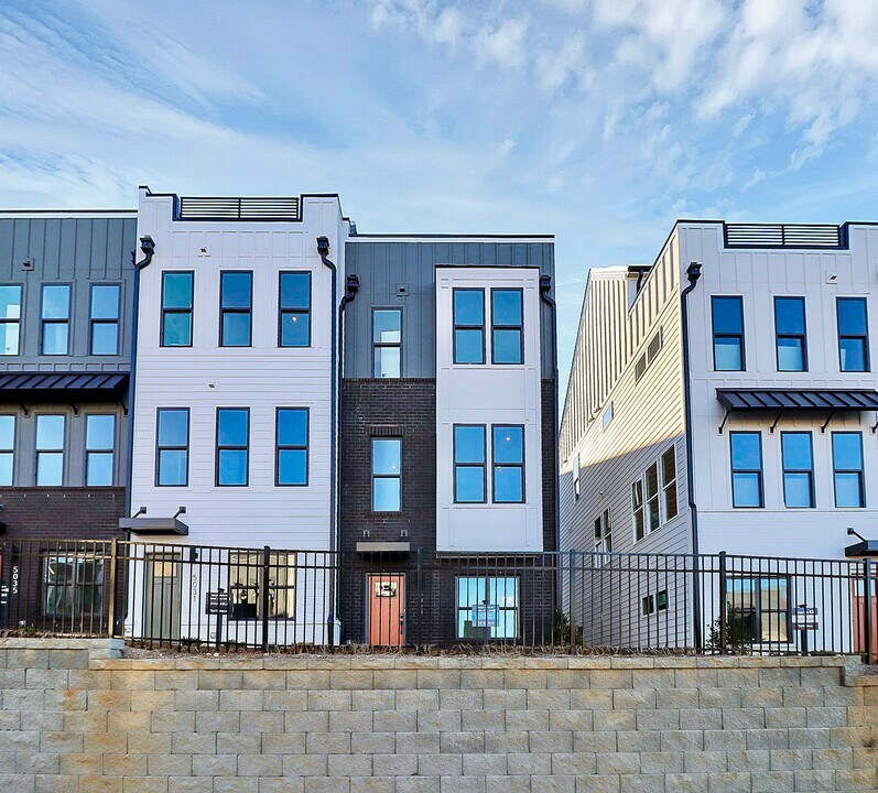 5027 Duchess Dr in Charlotte, NC - Building Photo