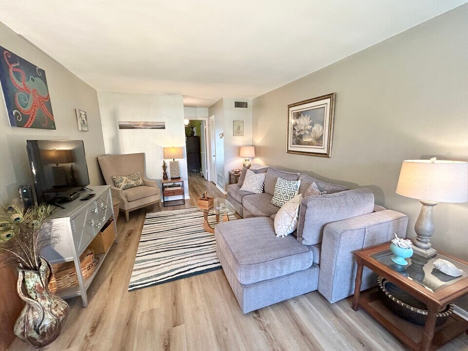 21 Pine Arbor Ln, Unit 203 in Vero Beach, FL - Building Photo