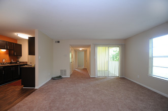 Twin Oaks Apartments in Mobile, AL - Building Photo - Building Photo