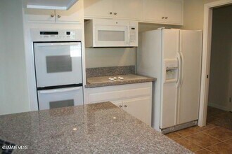 77 Fallbrook Ave in Thousand Oaks, CA - Building Photo - Building Photo