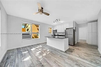 1036 SW 5th St in Miami, FL - Foto de edificio - Building Photo