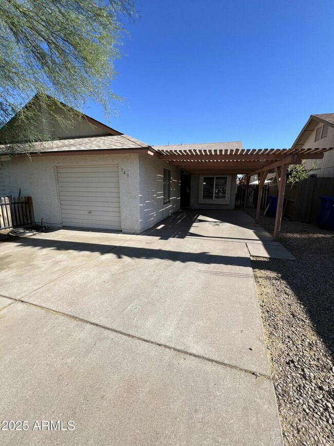 property at 943 W Emelita Cir