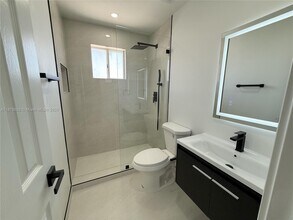 3252 W 70th St, Unit 202 in Hialeah, FL - Building Photo - Building Photo
