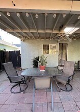 7516 Whitaker Ave in Los Angeles, CA - Foto de edificio - Building Photo