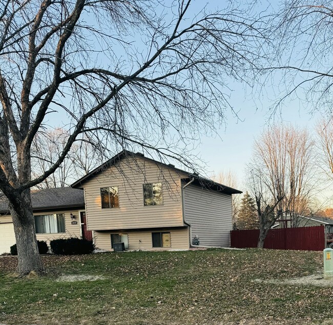 1810 Karis Way in Eagan, MN - Building Photo - Building Photo