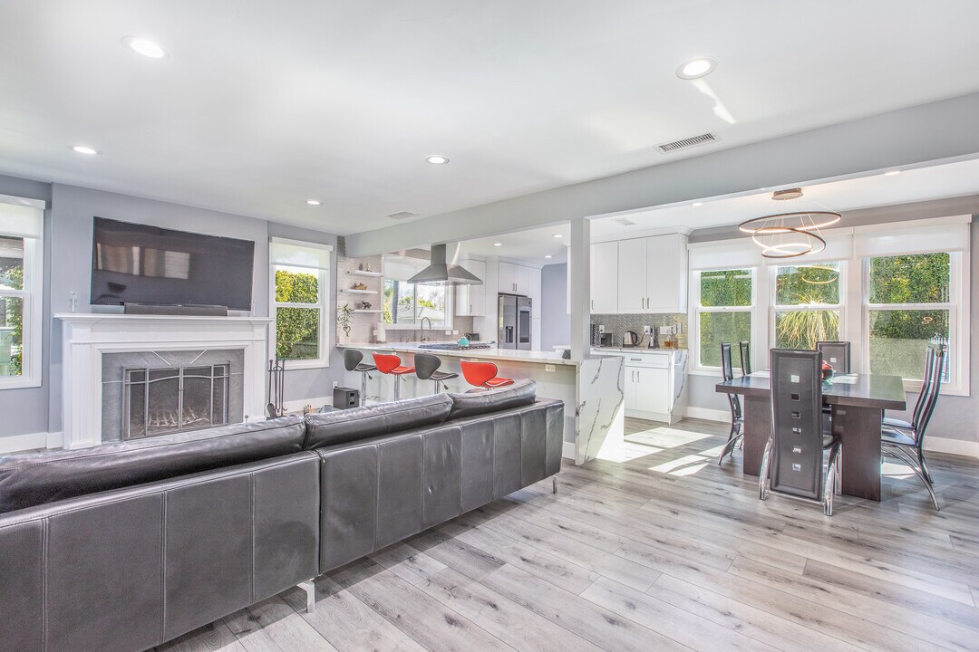 1207 Greenacre Ave in West Hollywood, CA - Building Photo