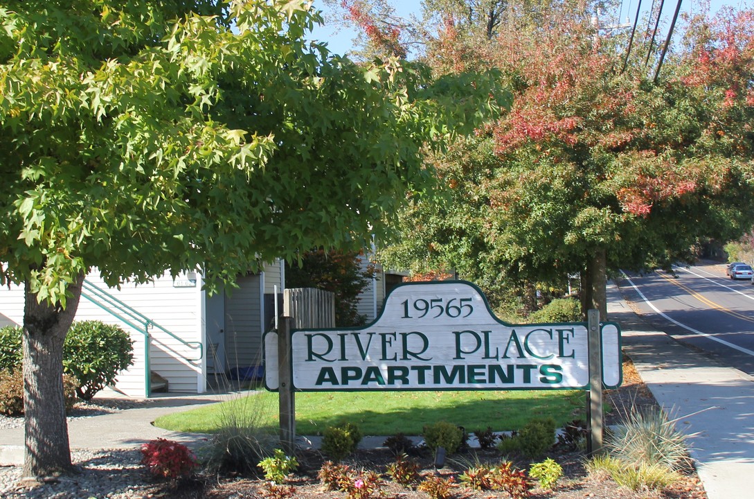 River Place Apartments in Gladstone, OR - Foto de edificio