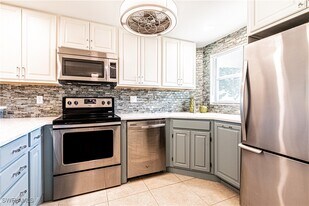 1 High Point Cir W in Naples, FL - Building Photo