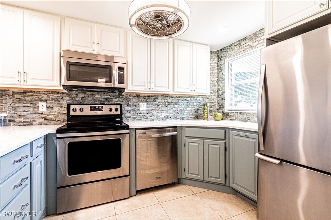 1 High Point Cir W in Naples, FL - Building Photo