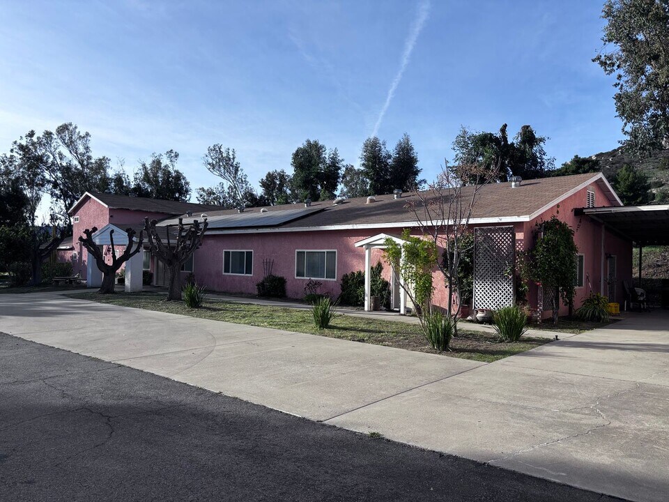 2110 Low Chaparral Dr in San Marcos, CA - Foto de edificio