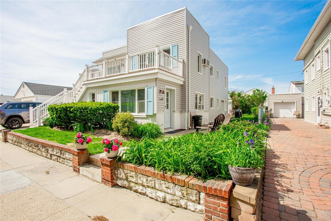 557 Shore Rd in Long Beach, NY - Building Photo