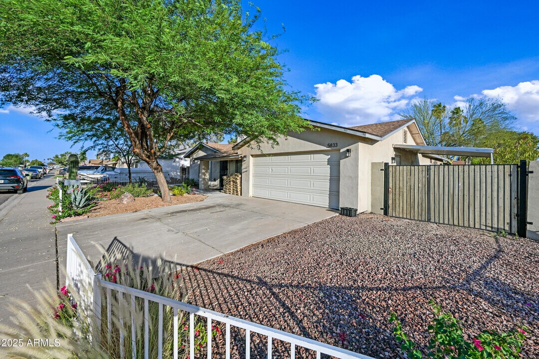 5833 W John Cabot Rd in Glendale, AZ - Building Photo