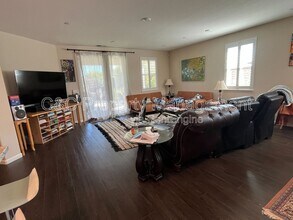 608 Somerset Way in Patterson, CA - Foto de edificio - Building Photo