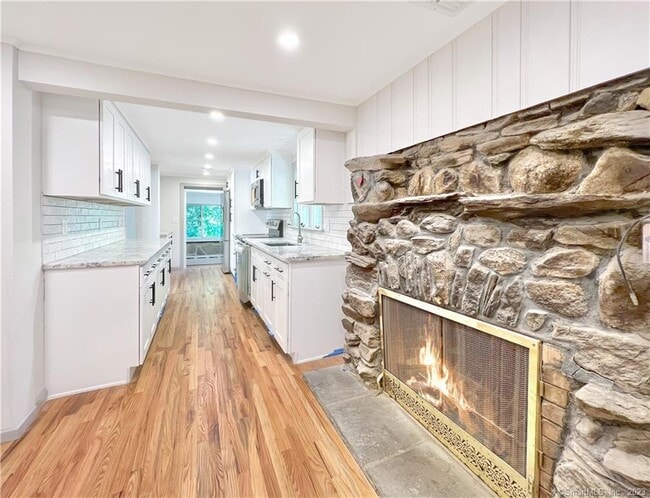 23 Apple Tree Ln in Stamford, CT - Building Photo - Building Photo