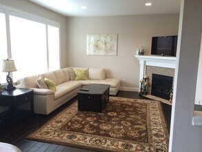 6346 NW Trowbridge Dr in Portland, OR - Building Photo - Building Photo