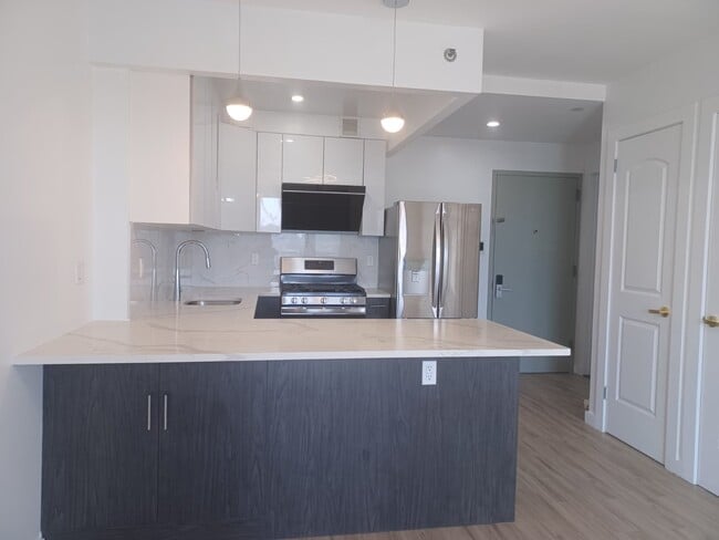 7065 Queens Blvd, Unit 5C in Woodside, NY - Building Photo - Building Photo