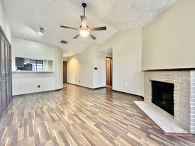 430 Lindsey St in San Marcos, TX - Building Photo