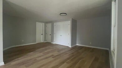 409 E Maple Ave in Lindenwold, NJ - Foto de edificio - Building Photo