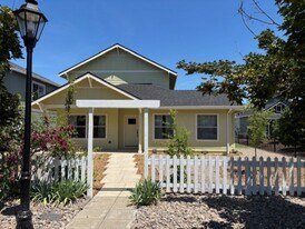 267 Talent Ave in Talent, OR - Building Photo