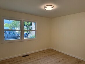 430 SE 153rd Ave in Portland, OR - Foto de edificio - Building Photo