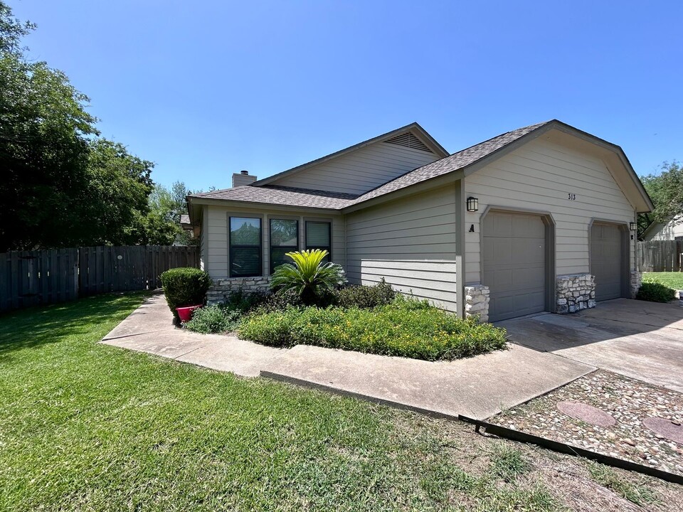 313 Regatta Ct-Unit -A in Lakeway, TX - Foto de edificio