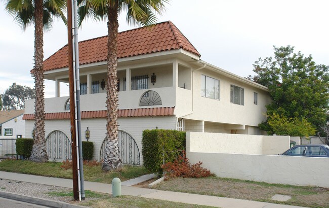 335 Claydelle Ave in El Cajon, CA - Foto de edificio - Building Photo