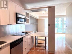 111-111 Elizabeth St in Toronto, ON - Building Photo - Building Photo