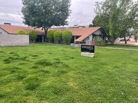 1 bed 1 bath with storage unit in Phoenix, AZ - Building Photo