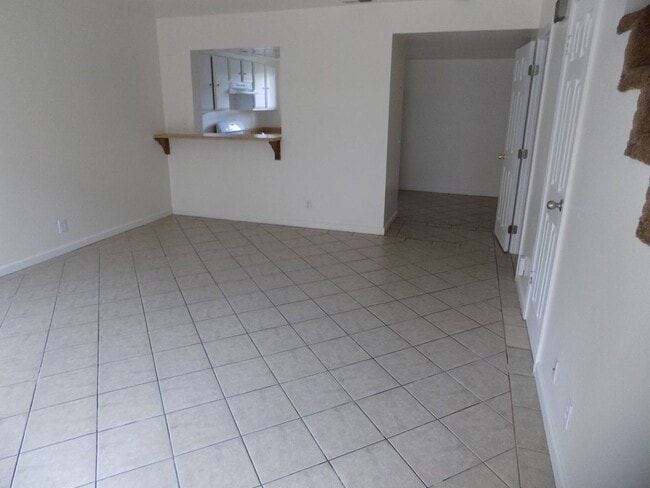 1105 W Cypress Ave in Lompoc, CA - Building Photo - Building Photo