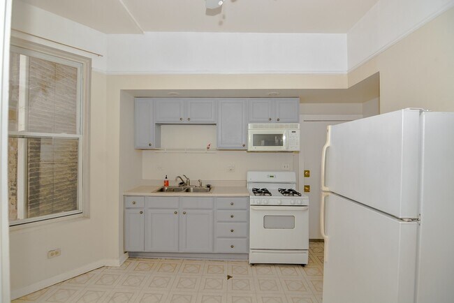 1739 W Huron St, Unit J07P in Chicago, IL - Building Photo - Building Photo