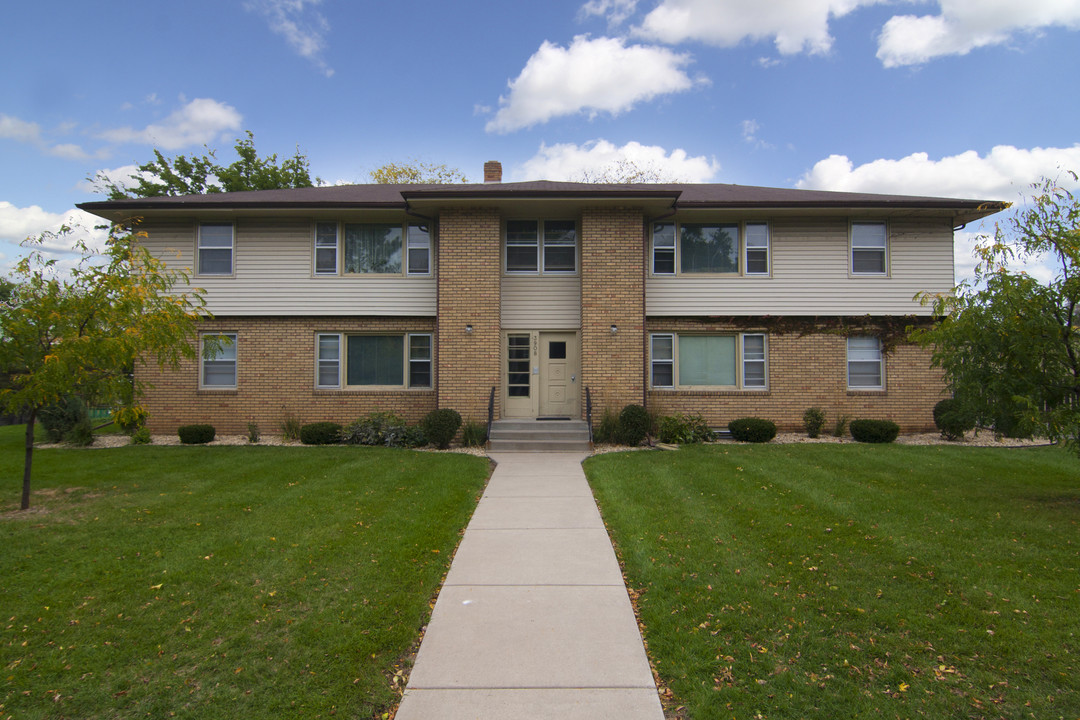 5330 France &amp; 3908 West 54th St in Edina, MN - Building Photo