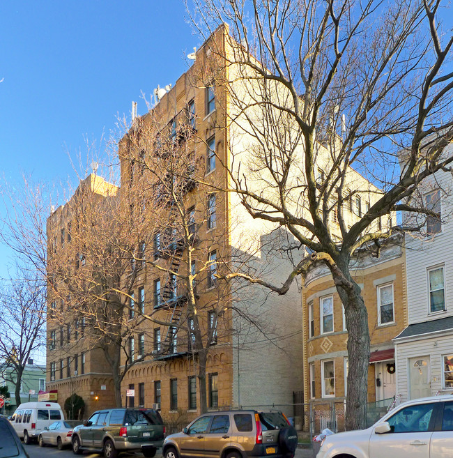 115 Logan St in Brooklyn, NY - Foto de edificio - Building Photo