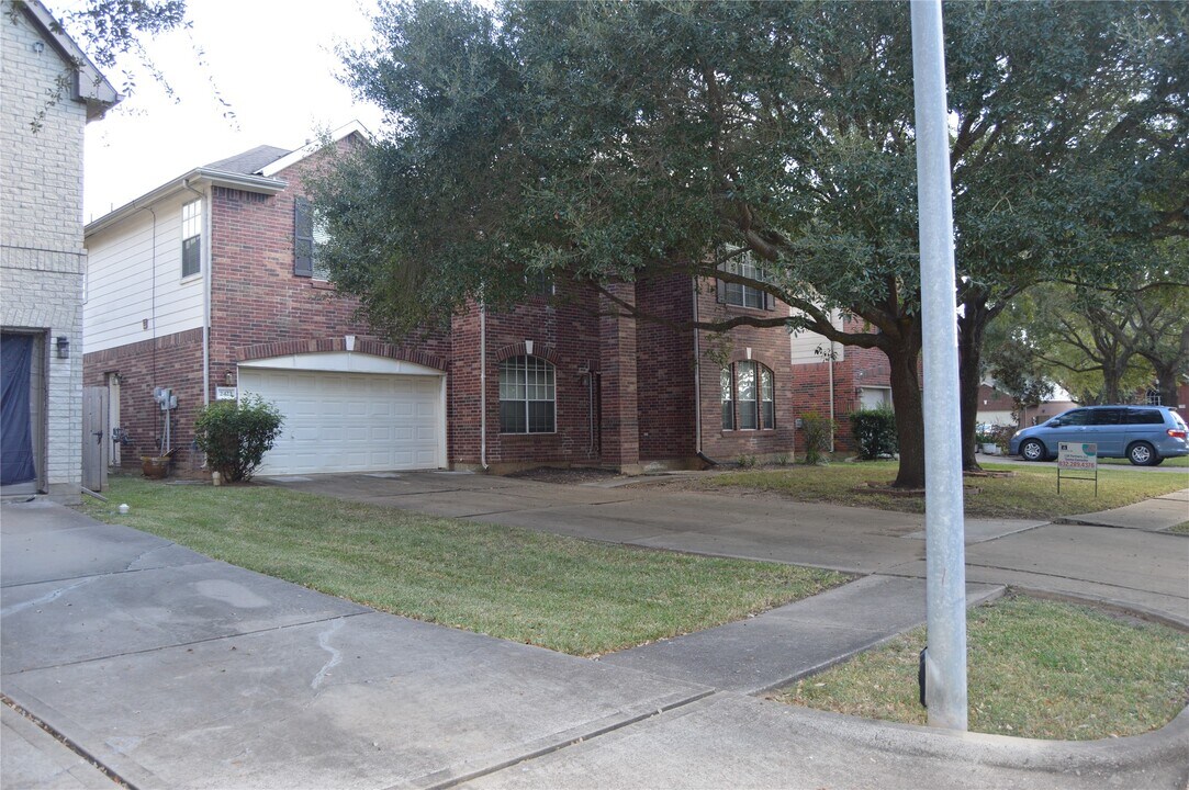 2423 Waterwood Dr in Sugar Land, TX - Building Photo