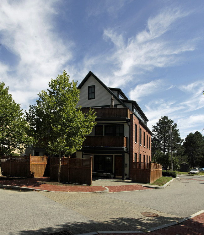 129 Merrimac St in Newburyport, MA - Foto de edificio - Building Photo