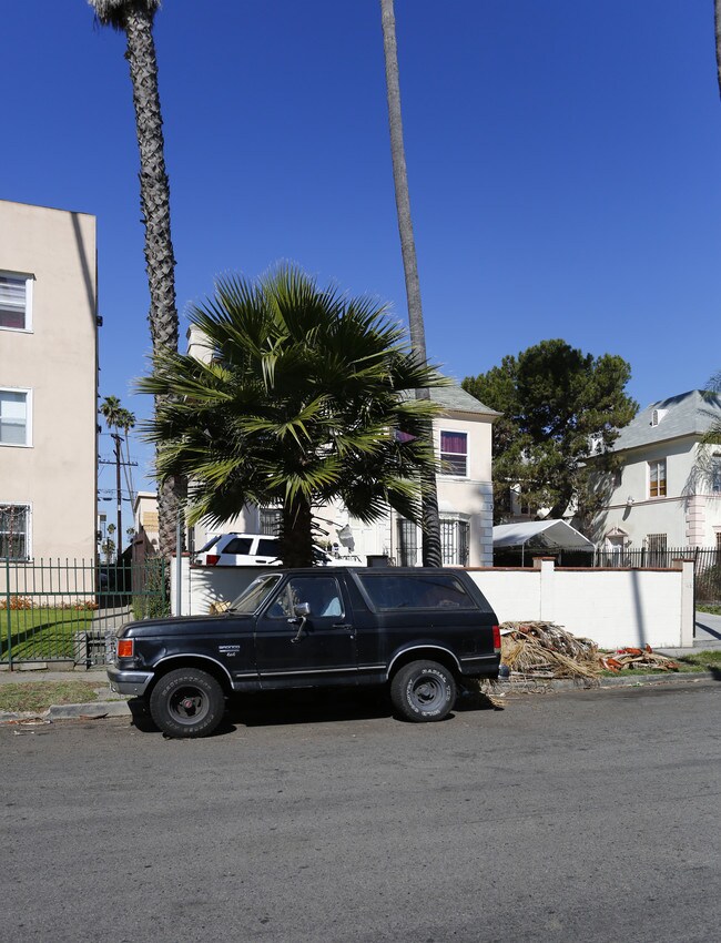 909-913 S Kenmore Ave in Los Angeles, CA - Building Photo - Building Photo