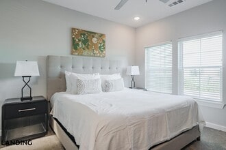 5001 Willowgate Loop, Unit 08-8303 in Tice, FL - Foto de edificio - Building Photo