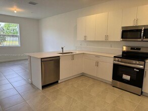 18422 SW 2nd St in Pembroke Pines, FL - Building Photo - Building Photo