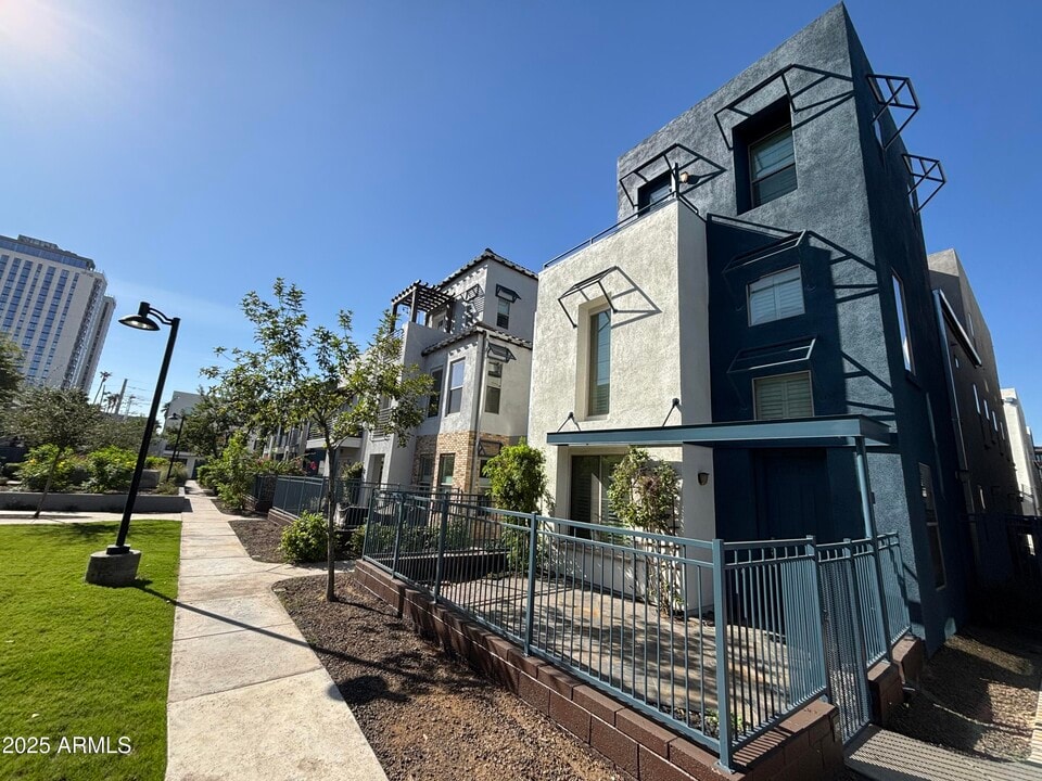 615 E Portland St in Phoenix, AZ - Building Photo