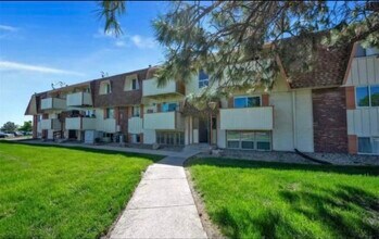 10211 Ura Ln, Unit Apt 1-308 in Thornton, CO - Foto de edificio - Building Photo