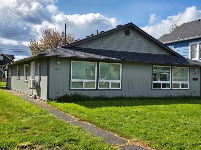 property at 907 W 1st St