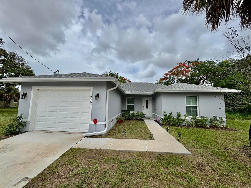 713 SE East Ave in Stuart, FL - Building Photo
