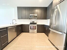 11405 Chandler Blvd in Los Angeles, CA - Building Photo