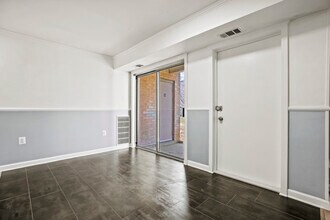 5105 Crossfield Ct, Unit 319 in North Bethesda, MD - Building Photo - Building Photo