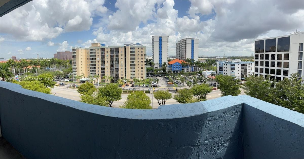 5050 NW 7th St in Miami, FL - Building Photo